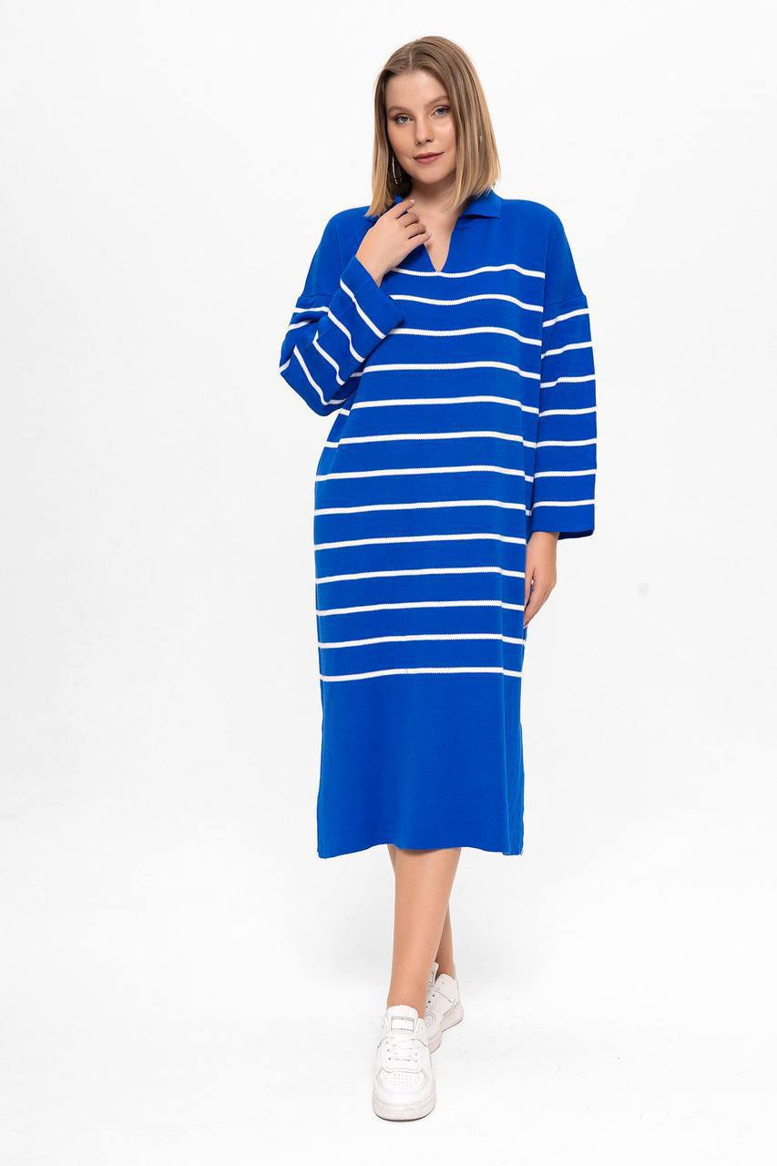 vestido-azul-real-rayas-4728 - Mayorista Turquía Vista frontal de largo completo de vestido midi de punto azul real con rayas horizontales blancas, cuello en V y mangas largas. Disponible para mayoristas en Turquía. - Mayorista Turquía