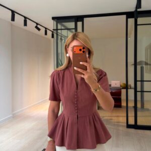 Frontal espejo de blusa peplum color oxidado con cuerpo ajustado, botones de tela y dobladillo acampanado fluido - Mayorista Turquía.