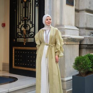 Abaya salvia semitransparente con mangas volantes en cascada, panel interior bordado, pantalones blancos y hiyab - Mayorista Turquía