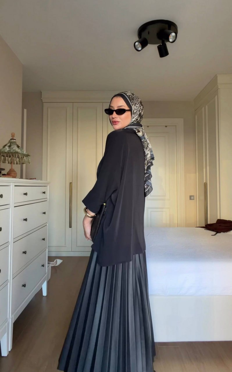 جانبي-تنورة-مطوية-وتونيك-3749-بيع-بالجملة-تركيا جانب النموذج يبرز طيّات أكورديونية عميقة، حزام مطاطي، بلوزة طويلة وشال بنقشة. متاح للبيع بالجملة في تركيا - بيع بالجملة تركيا.