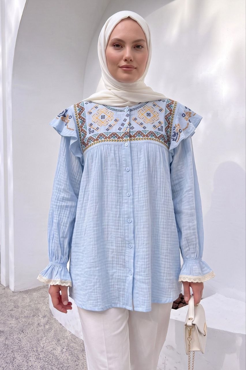 sky-blue-embroidered-top-8613-تركيا-بالجملة عرض أمامي لبلوزة زرقاء سماوية من قماش مقطع مع ياقة مطرزة هندسياً وأكمام مزينة بالدانتيل. - تركيا بالجملة