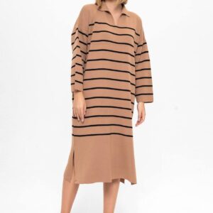 Vista frontal de vestido midi en beige con rayas negras delgadas, cuello en V, mangas largas y dobladillo de longitud media. - Mayorista Turquía
