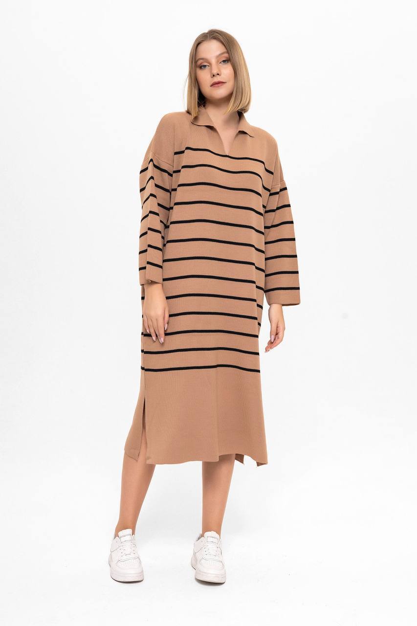vestido-beige-negro-rayas-punto-7761 – Mayorista Turquía Vista frontal de vestido midi en beige con rayas negras delgadas, cuello en V, mangas largas y dobladillo de longitud media. - Mayorista Turquía