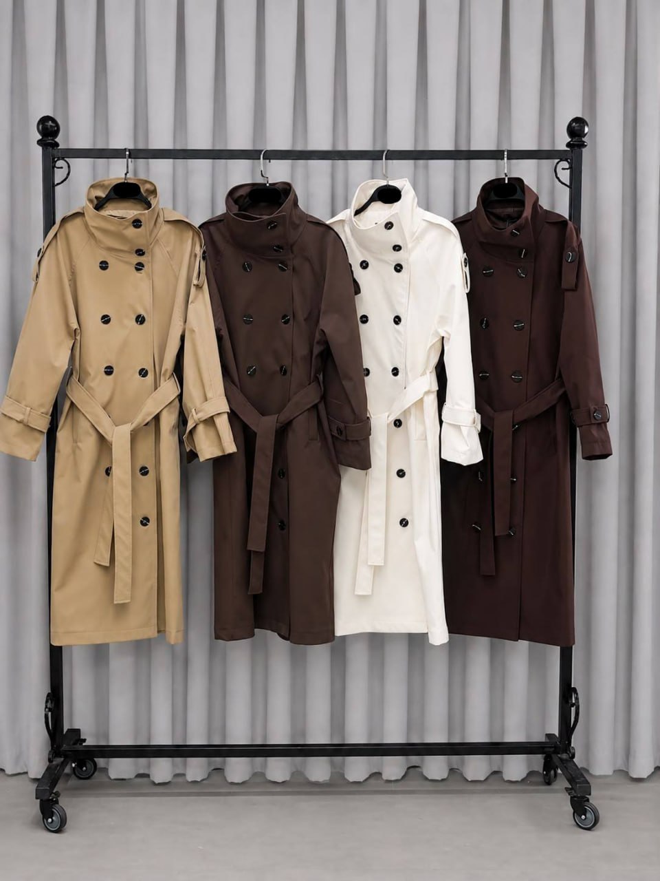 beige-braun-creme-dunkelbraun-trench-rack-2168-Großhandel-Tuerkei Vier doppeltreihige Trenchcoats auf einem Rack in Beige, Braun, Creme und Dunkelbraun. Großhandel Türkei verfügbar.
