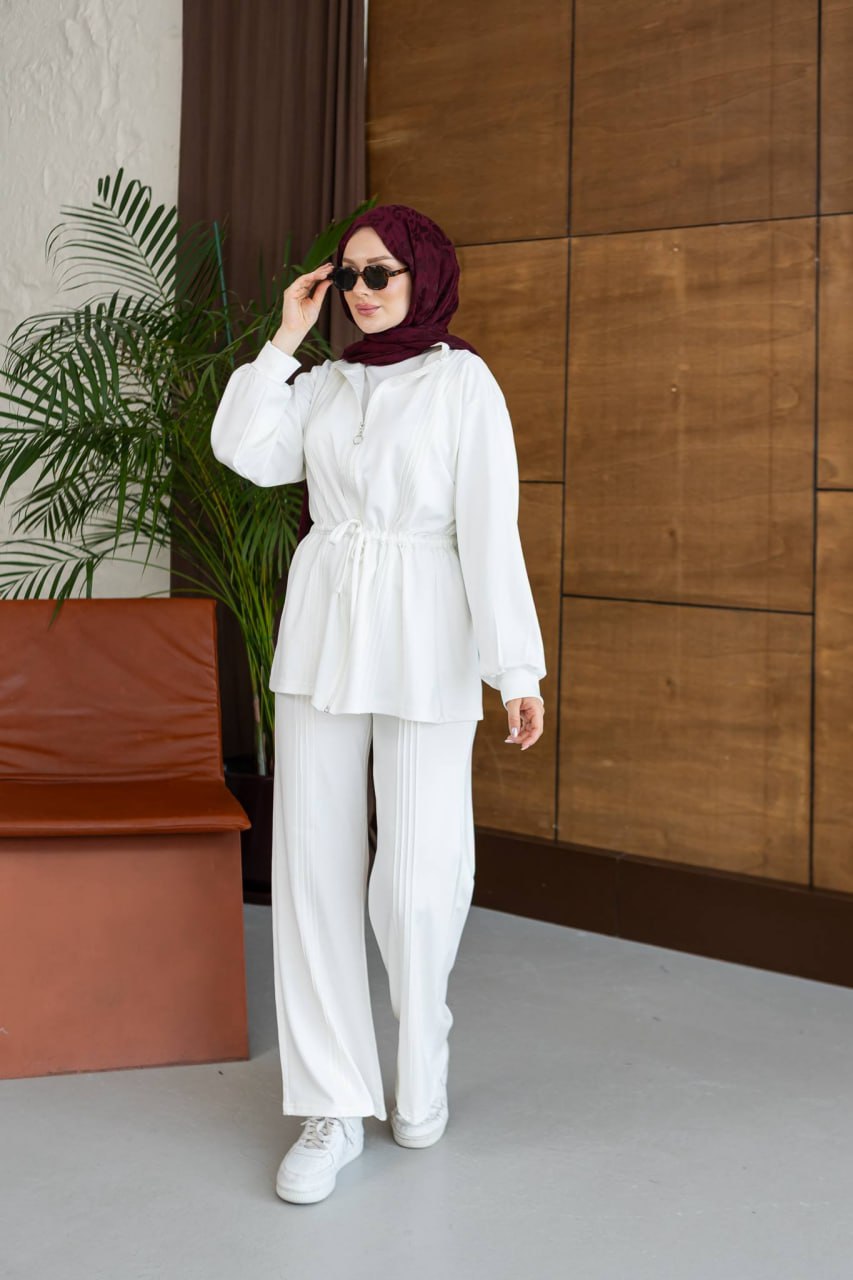 weiss-vollstaendige-laenge-ansicht-3465-Turkei-Grosshandel Vollständige Länge der weißen Reißverschluss-Jacke und der plissierten Hose; Model mit dunklem Hijab und Sonnenbrille.