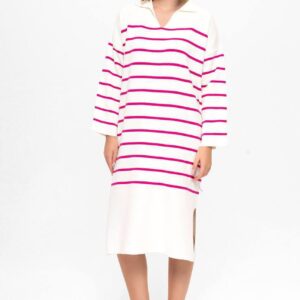 Vista frontal recta de vestido midi de punto blanco con rayas magenta brillantes, cuello en V y abertura lateral sutil en el dobladillo. - Mayorista Turquía