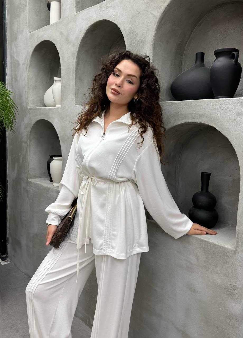 blusa-blanca-con-pliegues-verticales-6782 – Mayorista Turquía Vista cercana de la chaqueta blanca con costuras tipo pintuck verticales, cintura con cordón y tejido suave texturizado. Disponible para mayoristas en Turquía - Mayorista Turquía.