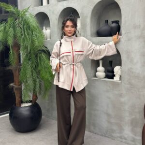 عرض كامل لِ beige collared tunic مع red trim، أزرار gold، رباط خصر، وسروال wide-leg اللون brown متاح للبيع بالجملة في تركيا.