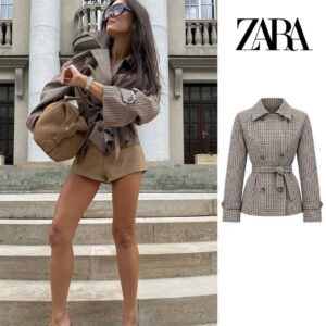 Chaqueta marrón a cuadros mostrada con cuello entallado, botones de doble botonadura, mangas largas y cinturón a juego. - Mayorista Turquía