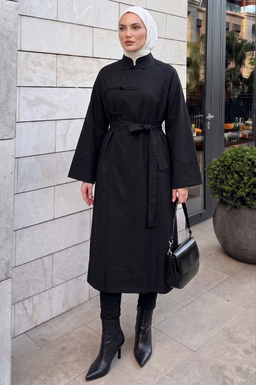 black-frog-button-coat-3175-ar-b2b معطف أسود طويل بياقة عالية وإغلاق frog وأكمام واسعة وربطة