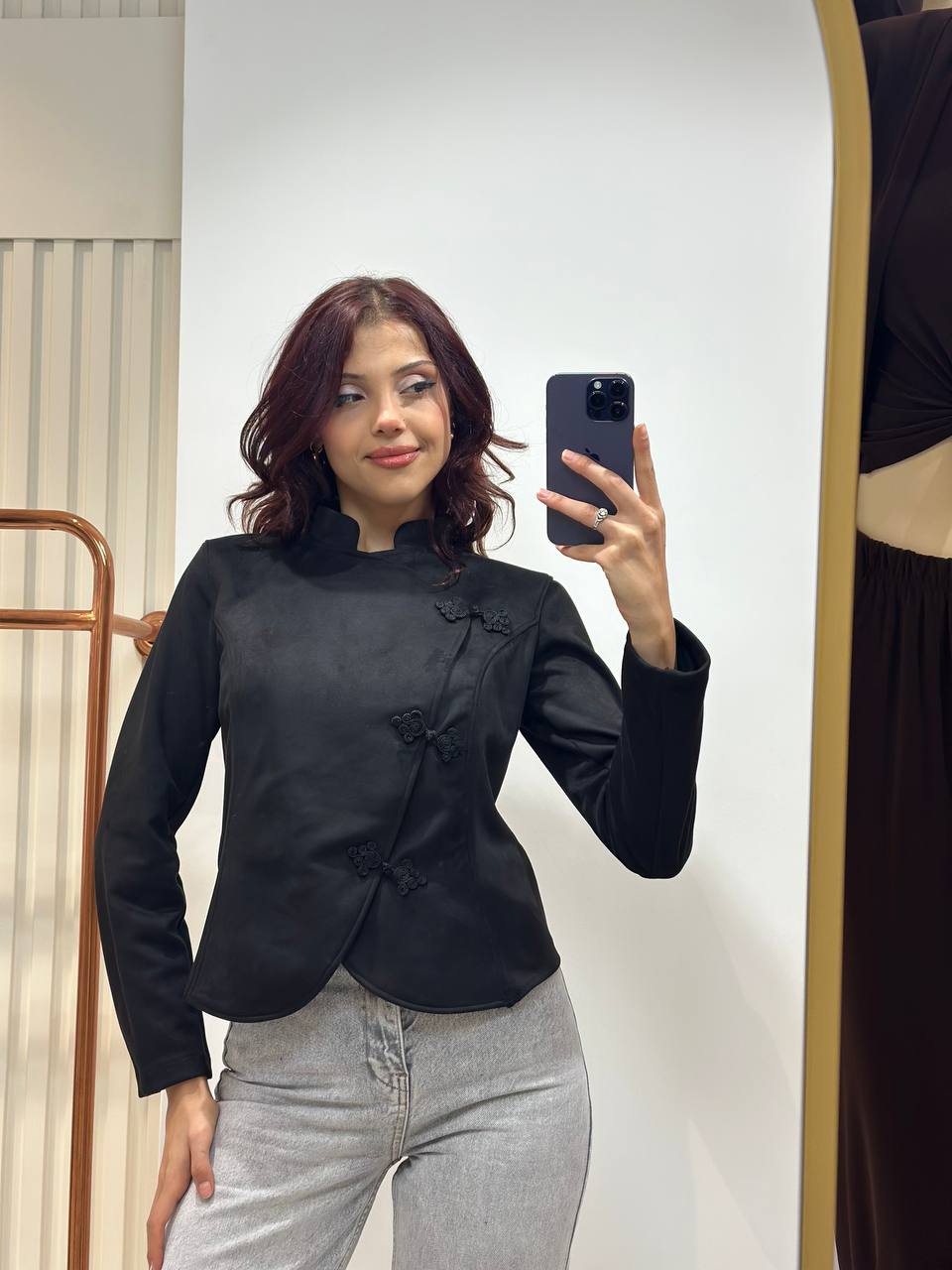 schwarz-langarm-jacke-florale-details-3219 – Großhandel Türkei Schwarze Langarmjacke mit hohem Kragen, gekrümmten vorderen Panels und drei Paaren floraler Verschlüsse. Für Großhandel in der Türkei erhältlich. - Großhandel Türkei