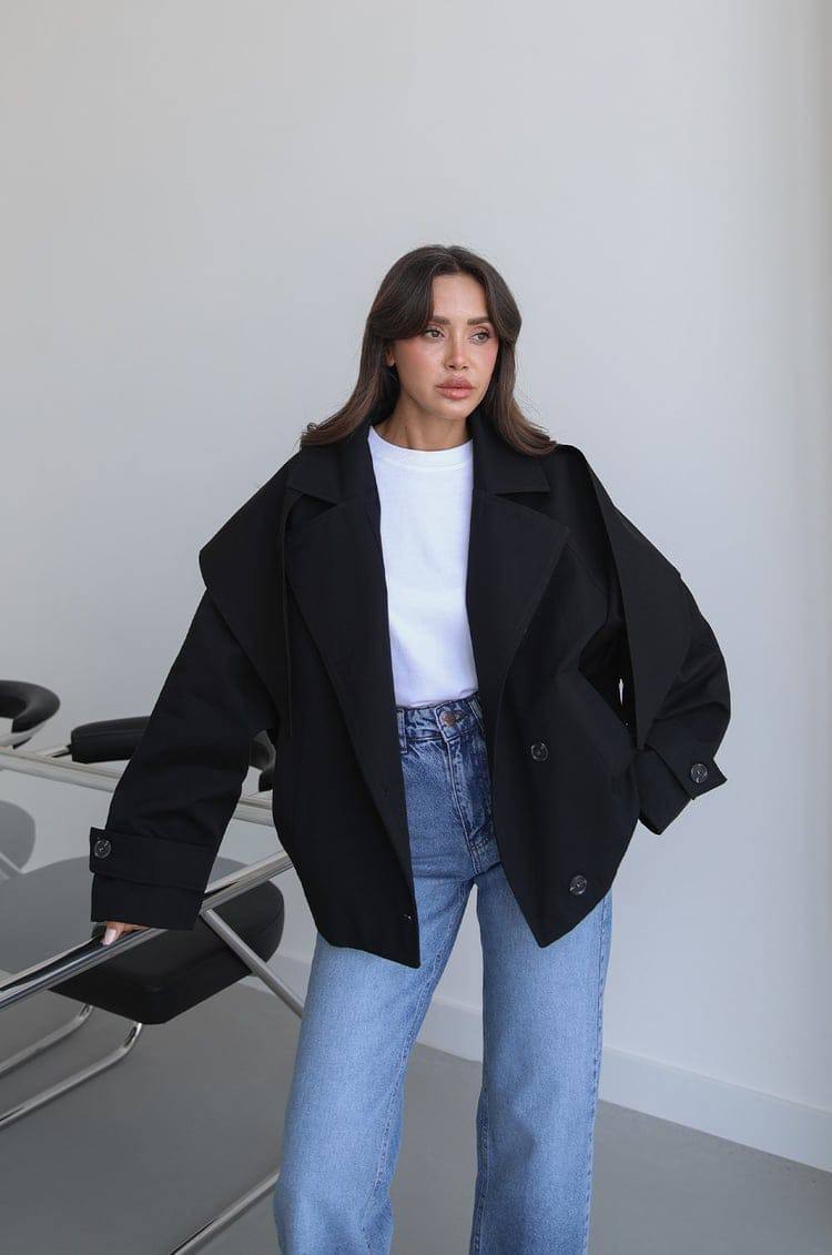 schwarze-oversized-jacke-vorne-5708-tuerkei-grosshandel Modell trägt eine schwarze Oversized-Jacke mit breiten Reversen, fallenden Schultern, Knopfmanschetten und Knöpfen vorne. Türkei-Großhandel erhältlich.