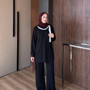 Tunica negra de gran tamaño y pantalon ancho combinados con hijab granate, ribete blanco en el cuello y zapatillas casuales - Mayorista turco.