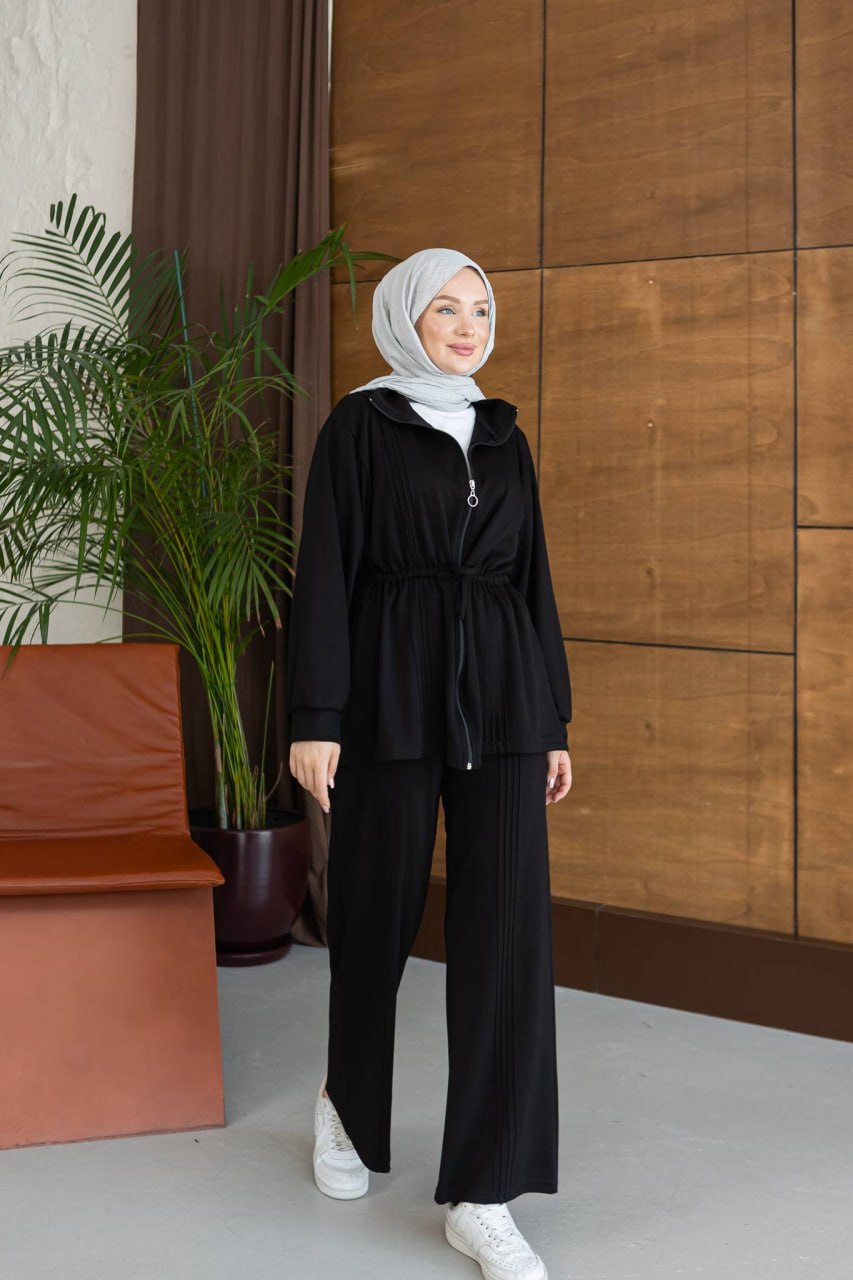 schwarzes-geripptes-set-1936 – Türkei Großhandel Modell trägt schwarze, gerippte Weitehose und Zip-front-Tunika mit Taillenzug - Türkei Großhandel