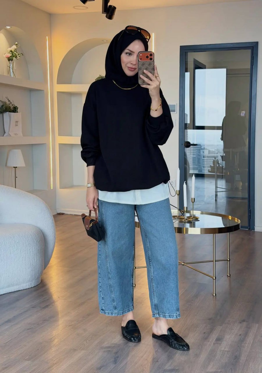 sudadera-negra-con-mangas-globo-capas-4827 - Mayorista Turquía Modelo con sudadera negra holgada sobre una camisa blanca y jeans azul claro. - Mayorista Turquía