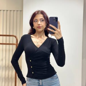 عرض أمامي لبلوزة سوداء ضيقة مع فتحة V عميقة وتقاطُع أمامي وأزرار ذهبية صغيرة اللون. متوفرة بالجملة في تركيا - تركيا بالجملة