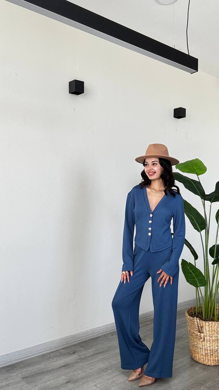 cardigan-azul-pantalones-lado-6913 – Mayorista en Turquía Vista oblicua de un cardigan azul con botones y escote en V y pantalones anchos a juego con sombrero beis. - Mayorista en Turquía