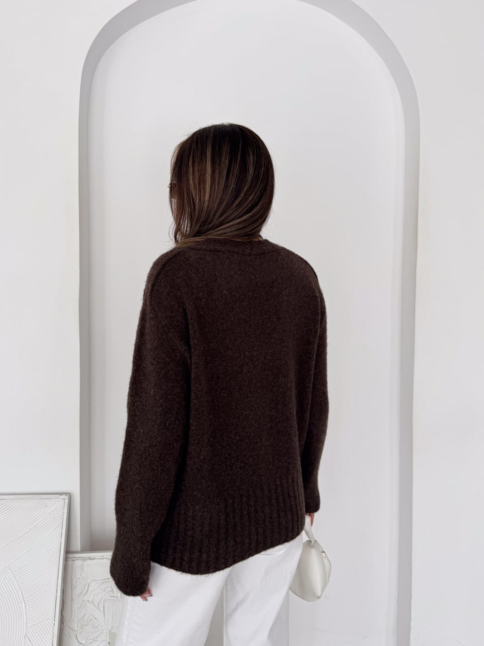 braun-cardigan-rueckseite-8164-tuerkei-grosshandel Rückansicht eines braunen gestrickten Cardigans mit strukturierter Textur, langen Ärmeln, lockerer Passform und breitem Rippenbund - Türkei Großhandel.