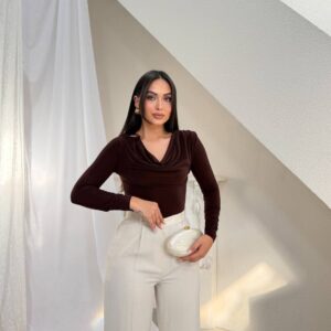عرض أمامي لبلوزة بنية داكنة بقصة مُحكمة وأكمام طويلة وياقة كول وطبقات. - تجارة جملة تركيا