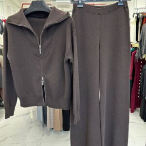 Cardigan de punto marrón oscuro con cremallera plateada mostrado junto a pantalones anchos a juego. Mayorista Turquía.