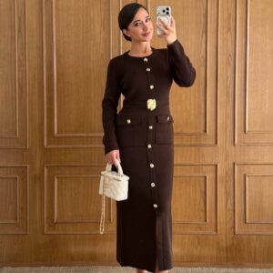 Vestido midi recto de punto marrón con fila de botones dorados, bolsillos con solapa en las caderas, cinturón llamativo y abertura frontal sutil - Turquía Mayorista