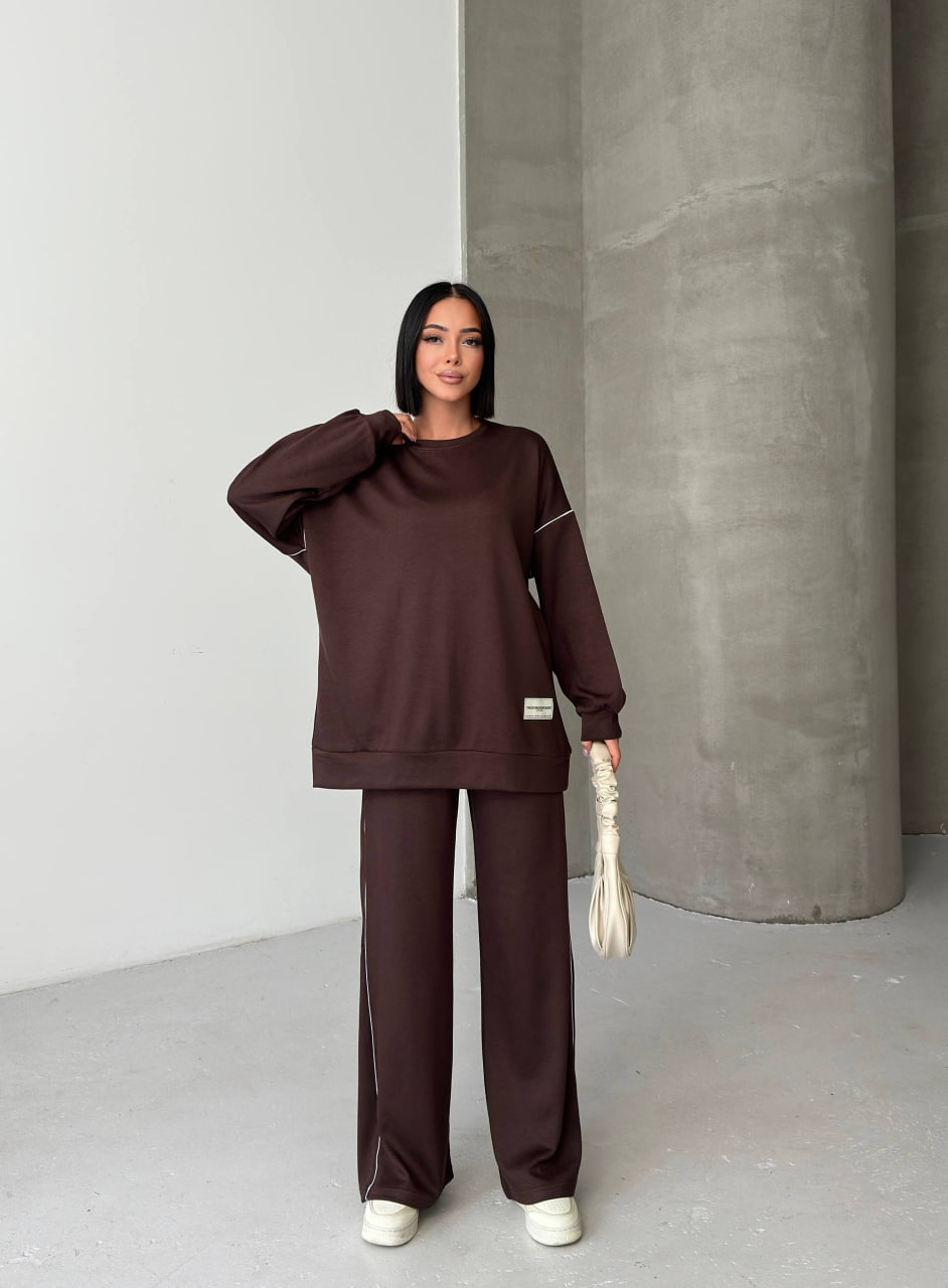 tqm-bkhyt-brown-set-6207 Brown هودي فضفاض وبنطال واسع الساق مع خطوط خيط رفيعة باهتة.
