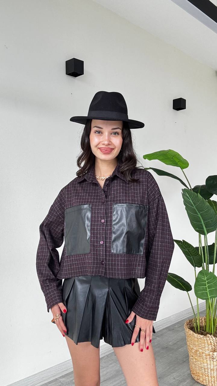 brown-plaid-shirt-juyub-2746-turkiya-bil-jumla قميص مقطع بنقشة بنية داكنة مع أزرار أمامية وأكمام طويلة وجيبين مستطيليْن من جلد اصطناعي أسود.