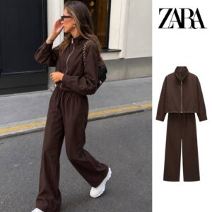 الموديل يرتدي طقم brown بجاكيت بسحاب وبنطال بجانب عرض المنتج. - تركي بالجملة