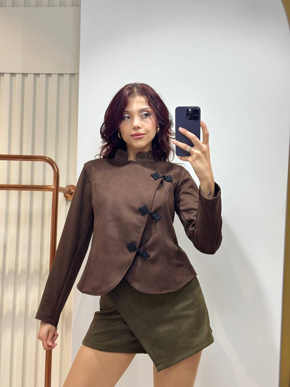 braun-wildlederjacke-vorderansicht-4827 - Großhandel Türkei Vorderansicht einer braunen Wildlederjacke mit hohem Kragen, gerundetem Saum und schwarzen floralen Verschlüssen. Für Großhandel in der Türkei erhältlich. - Großhandel Türkei