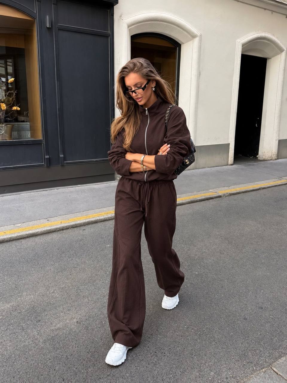 brown-tracksuit-front-5831 - تركي بالجملة عرض كامل لطقم brown بجاكيت عالي الرقبة وبنطال واسع بسحاب عند الخصر. متاح بالجملة في تركيا - تركي بالجملة
