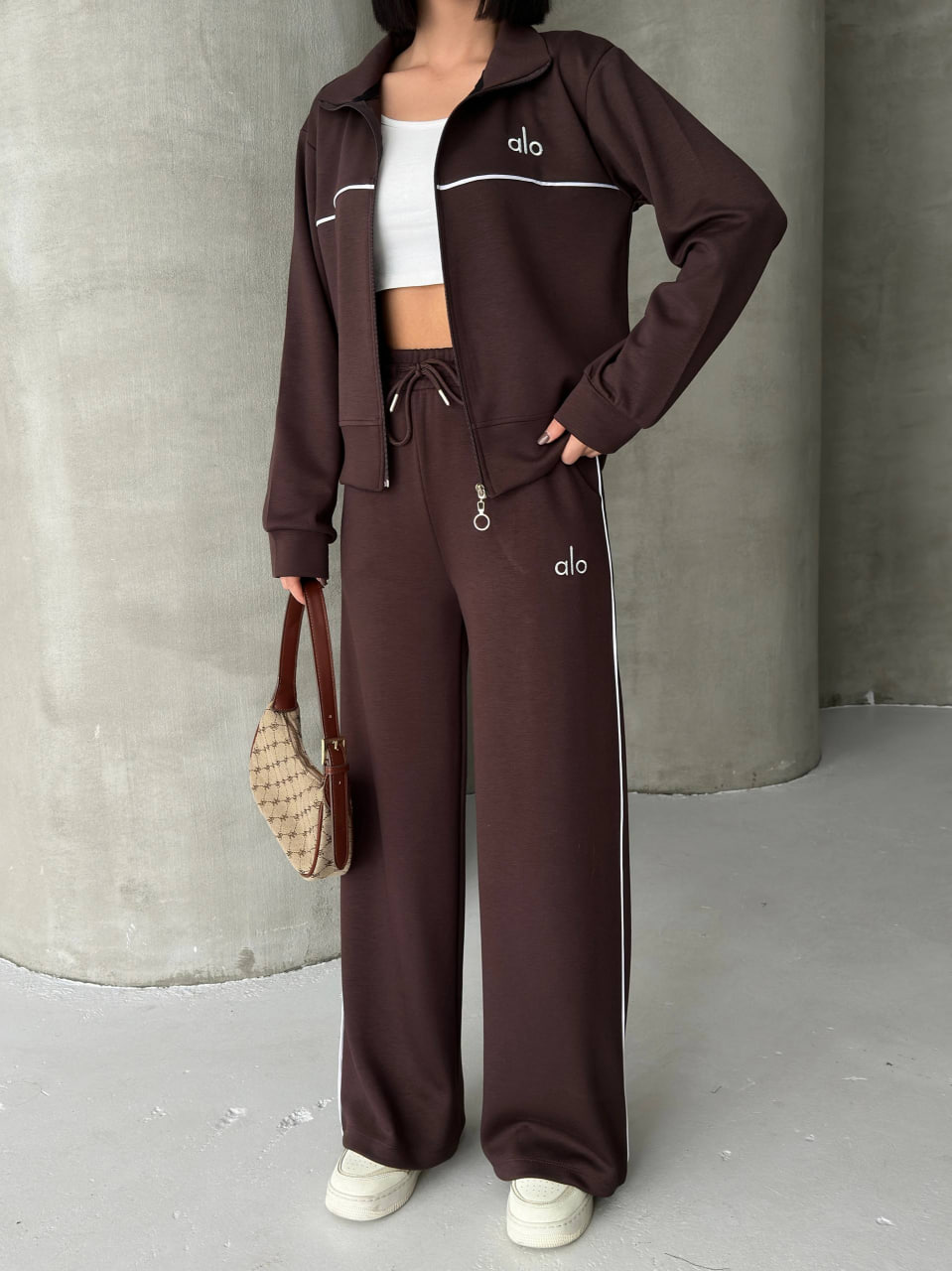 طقم-رياضي-brown-واجهة-أماميه-4602 جاكيت بني بسحاب وبنطال واسع مع خطوط جانبية بيضاء ضيقة - جملة تركيا