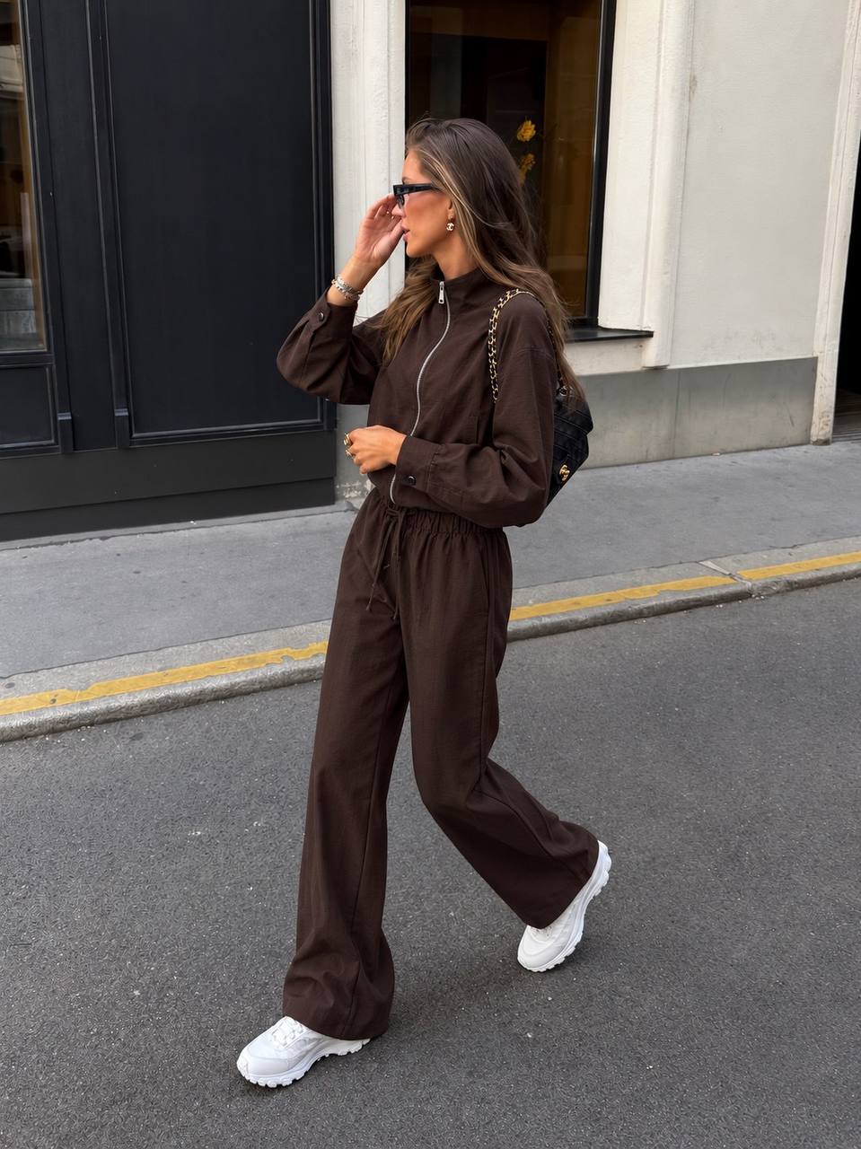 brown-tracksuit-side-2746 – تركي بالجملة عرض جانبي لجاكيت brown بسحاب مع أكمام مطوية وبنطال واسع مع رباط خصر قابل للضبط. - تركي بالجملة