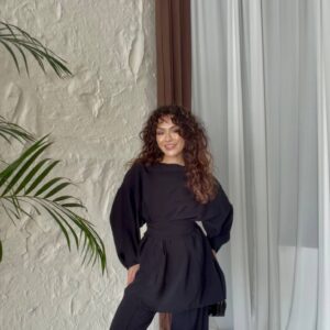 Túnica brown de largo completo con cintura entallada y mangas voluminosas sobre pantalones anchos; la modelo posa con la mano en la cadera. - Mayorista en Turquía