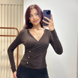 عرض أمامي لبلوزة بنية ملفوفة بأكمام طويلة وبفتحة V وأزرار ذهبية اللون. متوفرة بالجملة في تركيا - تركيا بالجملة