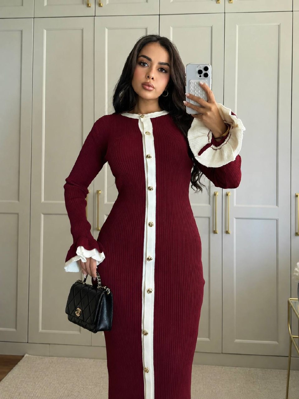 burgundy-close-front-7765- تجارة بالجملة في تركيا عرض أمامي قريب لفستان بلون burgundy عميق يبرز ياقة أمامية بلون كريم وأزرار ذهبية وكشكشة أكمام واسعة. متاح بالجملة في تركيا.