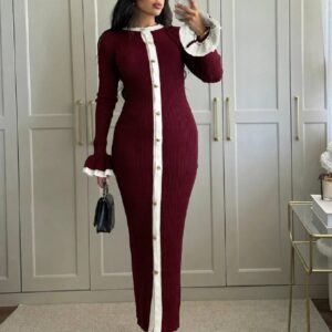 صورة كاملة لفستان ماكسي بلون burgundy محبوك مع ياقة كريم، العارضة تمسك حقيبة مربّعة سوداء وتلبس كعب مدبب. متاح بالجملة في تركيا.