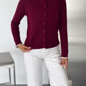 Vista frontal de cardigan burdeos con botones y ribete de encaje en cuello y puños, combinado con pantalones blancos - Turquía al por mayor