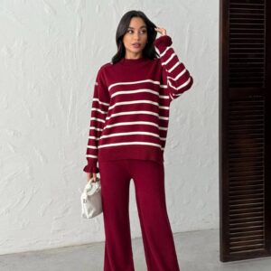 Vista frontal de sueter de punto burgundy con rayas horizontales cream y pantalon ancho a juego; disponible para mayoristas en Turquia - Mayorista Turquía.