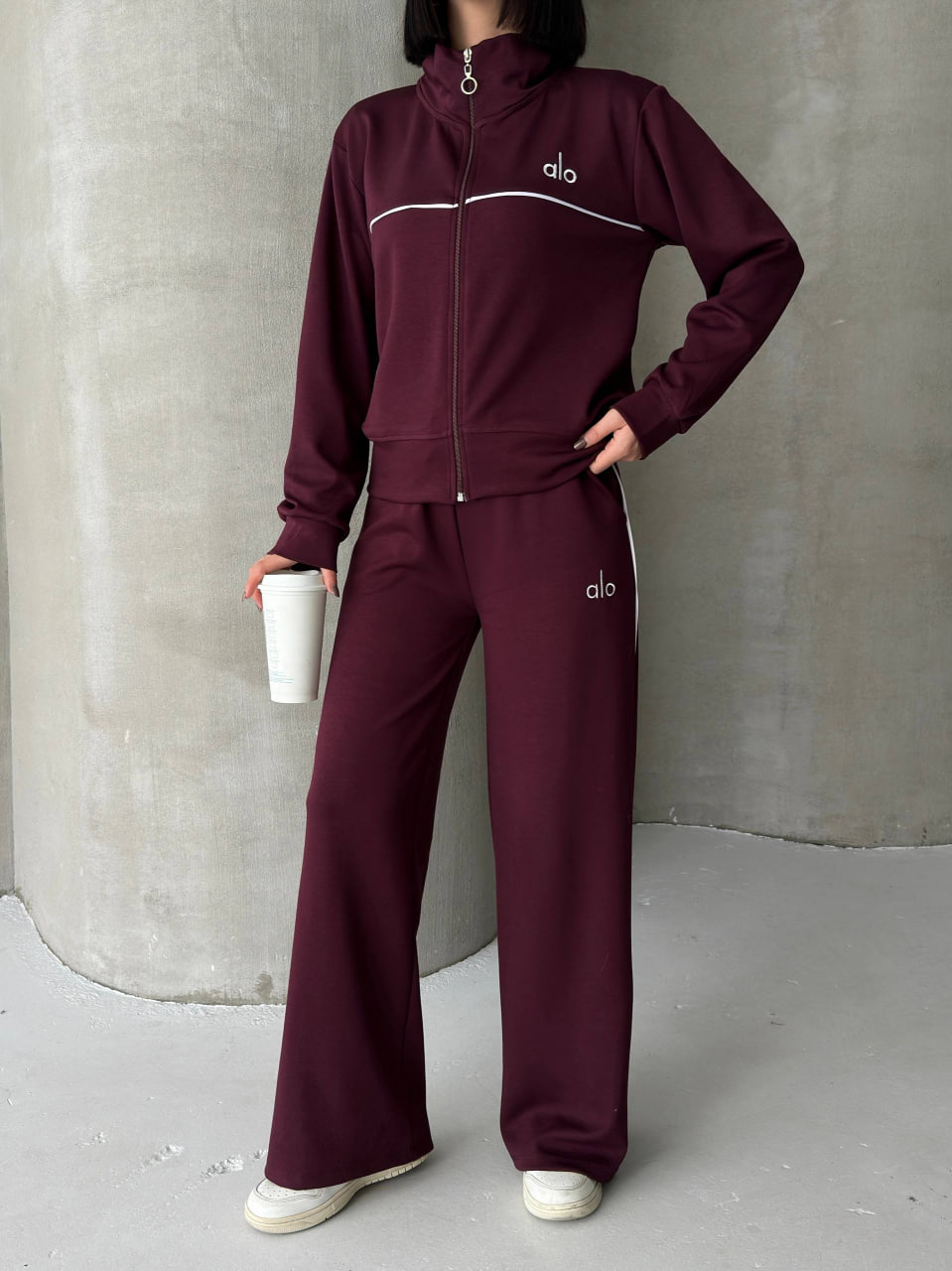طقم-رياضي-burgundy-واجهة-أمامية-2746 واجهة أمامية لطقم رياضي burgundy يتضمن جاكيت بسحاب عالي الرقبة وبنطالاً واسع الأرجل - جملة تركيا