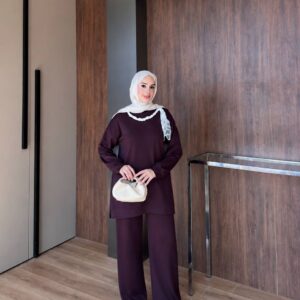 Tunica de manga larga color burdeos intenso y pantalon ancho con hijab crema y bolso pequeño crema - Mayorista turco.