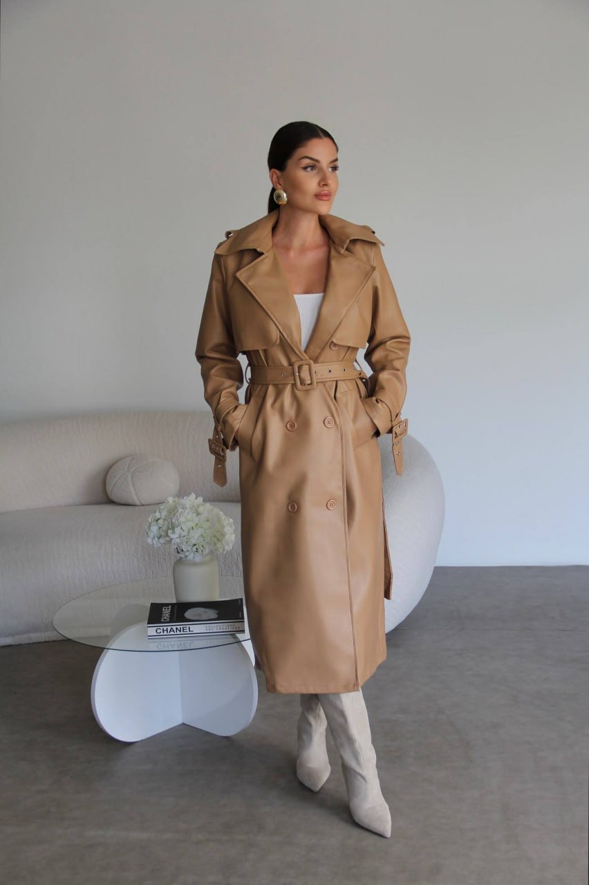 gabardina-caqui-con-cinturon-8643 – Mayorista Turquía Modelo con una gabardina larga color camel de doble botonadura, solapas anchas, cinturón a juego y correas en los puños. - Mayorista Turquía
