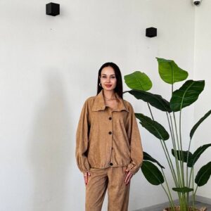 Vollansicht eines camel-korduroy-Sets mit Knopfleiste vorne und Hose mit geradem Bein – Großhandel Türkei.