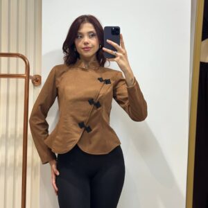 Kamelfarbene Jacke mit asymmetrischer ueberlappung, Stehkragen, gerundetem Saum und schwarzen dekorativen Verschlüssen. Für Großhandel in der Türkei erhältlich. - Großhandel Türkei