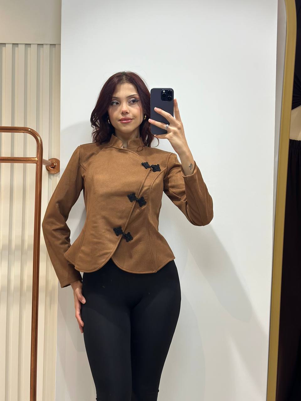 kamelfarbene-jacke-asymmetrische-ueberlappung-8642 – Großhandel Türkei Kamelfarbene Jacke mit asymmetrischer ueberlappung, Stehkragen, gerundetem Saum und schwarzen dekorativen Verschlüssen. Für Großhandel in der Türkei erhältlich. - Großhandel Türkei