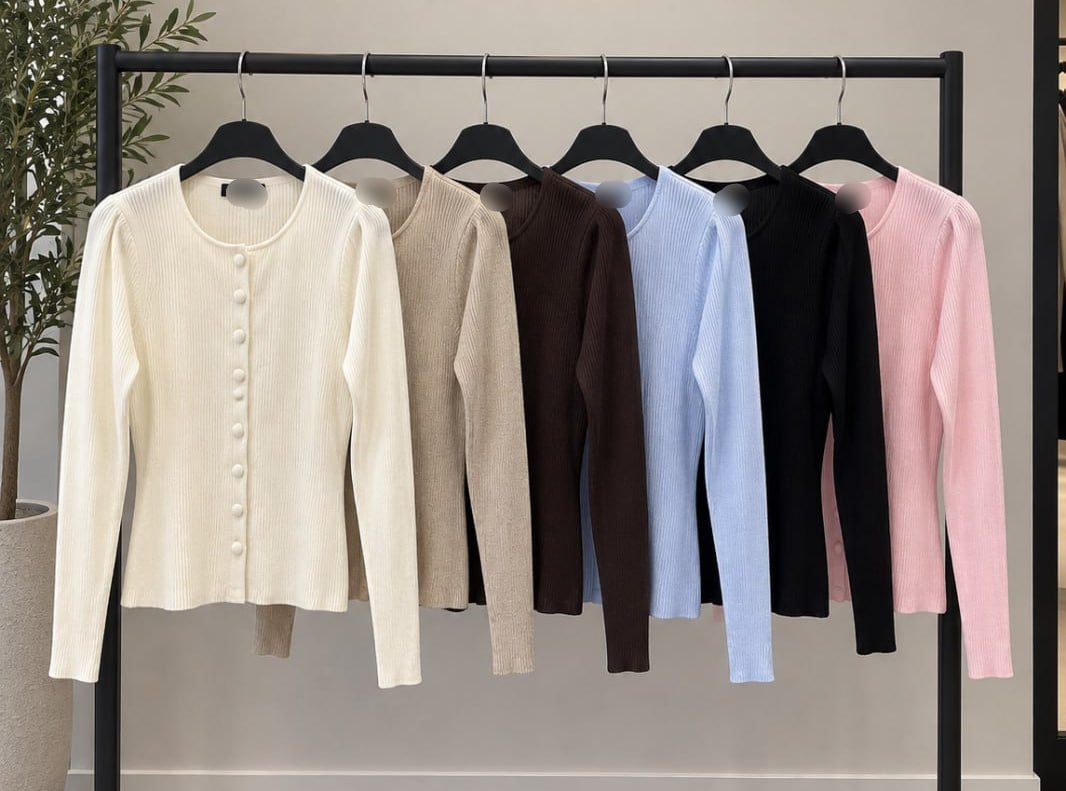 cardigan-rango-de-colores-9541 – Turquía al por mayor Seis cárdigan de canalé con botones frontales colgados de una percha en crema, beige, marrón, azul, negro y rosa. Turquía al por mayor.