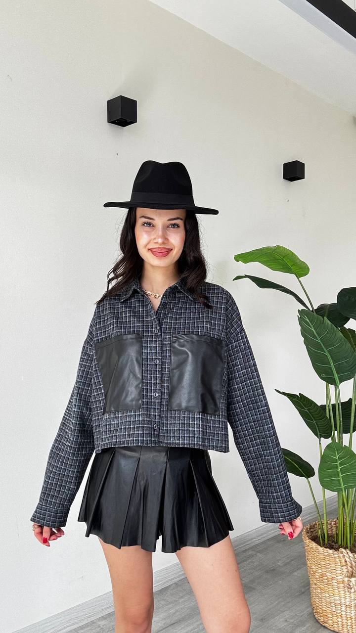 charcoal-plaid-shirt-amam-5831-turkiya-bil-jumla عرض أمامي لقميص مقطع بنقشة مربعات بلون charcoal مع أكمام طويلة وأزرار وجيبين جلديين اصطناعيين أسودين. متاح للتوريد بالجملة في تركيا - تركيا بالجملة.