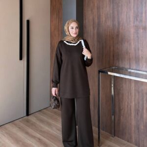 Vista de longitud completa de tunica de manga larga color chocolate y pantalon ancho a juego, hijab beige y bolso pequeño con estampado. Disponible para mayoristas en Turquía - Mayorista turco.