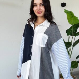Vista frontal de una camisa oversize con paneles azul marino, gris y blanco, mangas a rayas y bolsillo en el pecho. - Turquía al por mayor