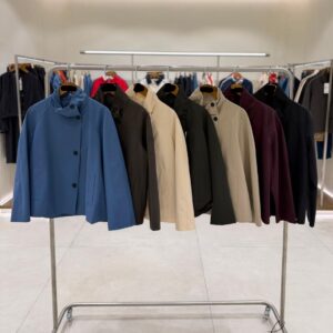 Percha de madera con chaquetas cortas de una sola botonadura en azul, beige, negro, burdeos y azul marino. - Turquía mayorista