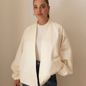 Chaqueta crema con frente abierto, mangas anchas y puños fruncidos, combinada con camiseta blanca. - Mayorista en Turquía.